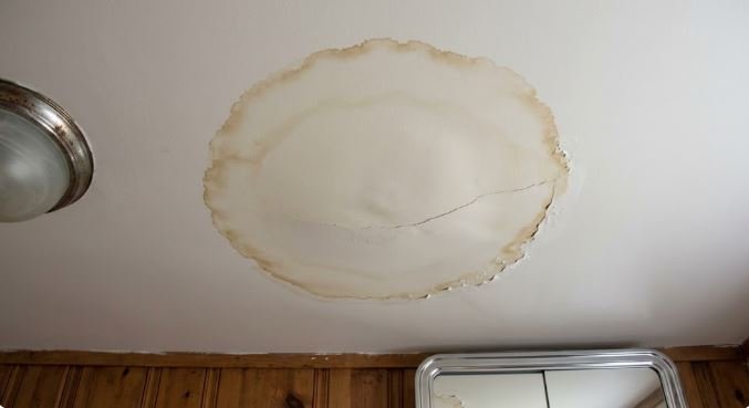 bathroom-ceiling-water-stain-leak-vs-peeling